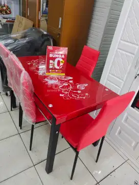 Meja makan delpita