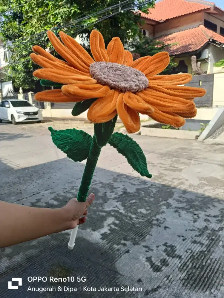Sunflower jumbo dari kawat bulu