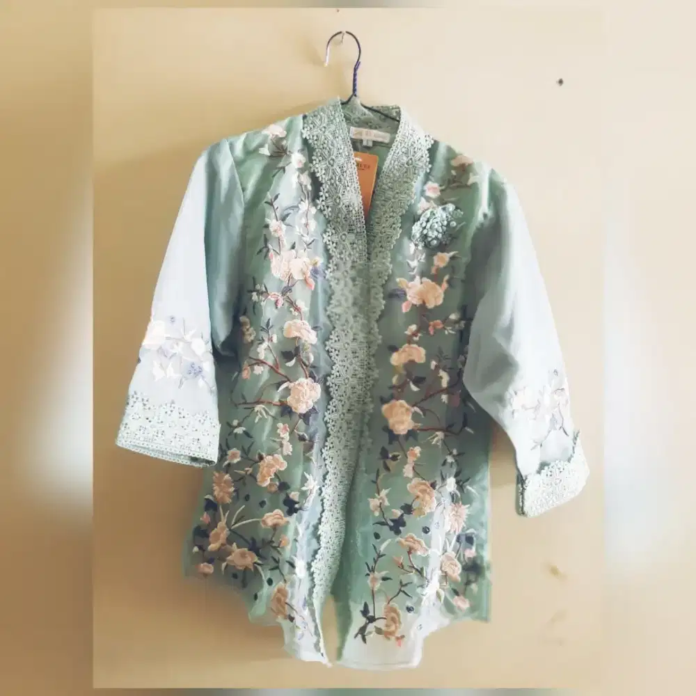 Kebaya modern merek Alexuez