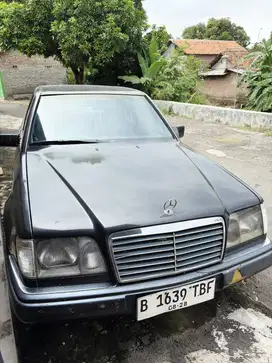 Mercedes benz 300 E 4 pintu 1993/ MT