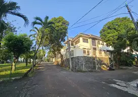 Rumah Hook Depan Taman di Komplek Elite