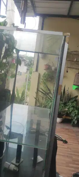 Etalase kaca bekas