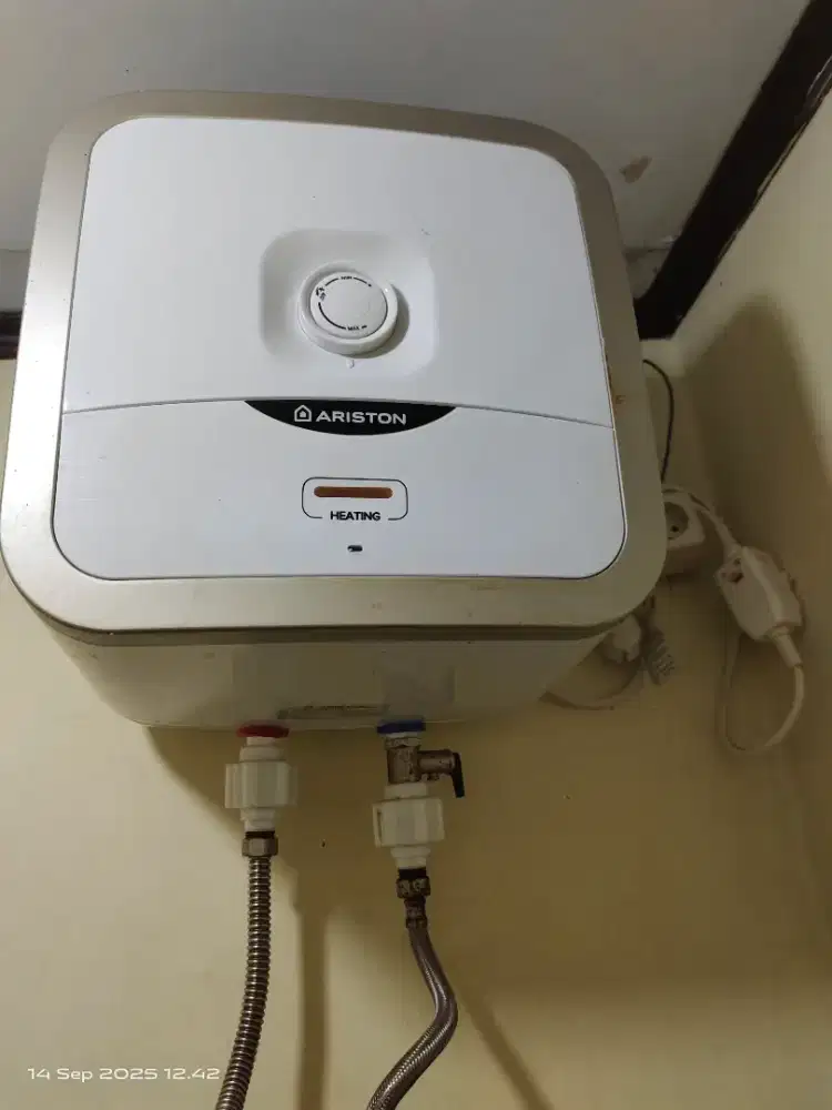 Jual water heater merk ARISTONE 15lt Rp. 1,500,000