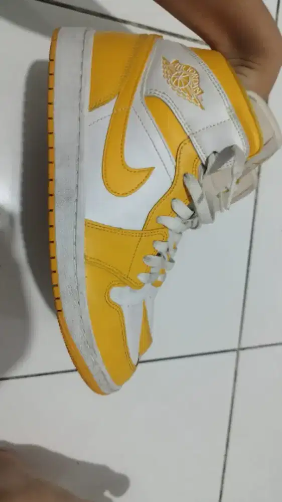 Air jordan 1 Mid White University Gold