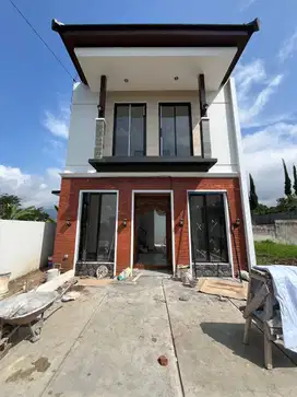 Villa 2 lantai plus kolam renang//2 menit dari alun-alun