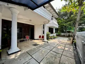 SEWA RUMAH HOOK JALAN UTAMA BINTARO SEKTOR 2 DG TAMAN LUAS JALAN LEBAR