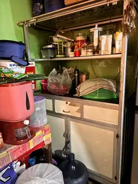 Etalase jualan makanan