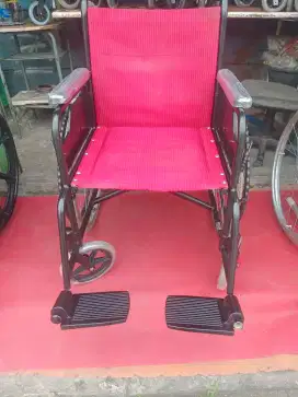 Kursi roda almuniun standar