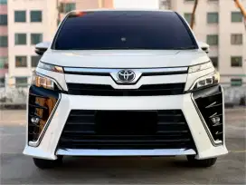 TOYOTA VOXY 2.0 AT 2018
