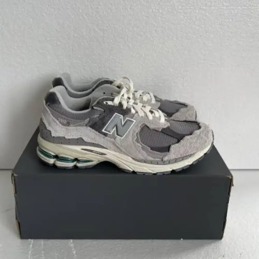 Sepatu New Balance Original Protection Pack 2002R second