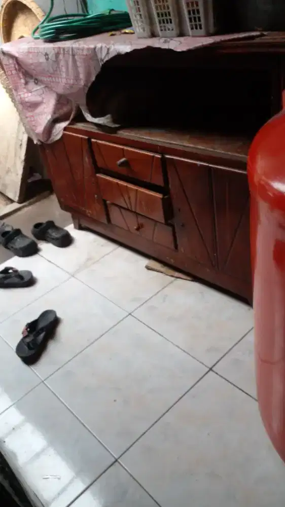 Lemari jati keadaan seadanya