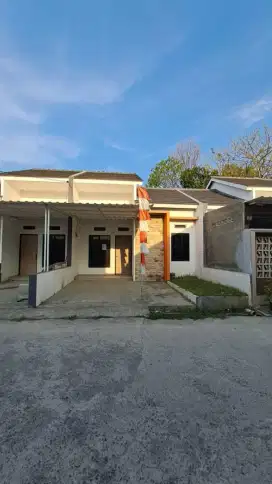 Di jual rumah murah bagus dalam perumahan di karangsatria