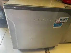 Kulkas mini merk toshiba normal