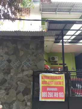 Di kontrakkan lantai 2 kamar 2