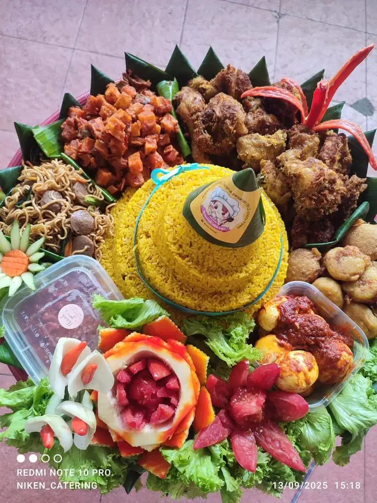 Nasi kuning tumpeng