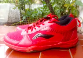 SEPATU OLAHRAGA