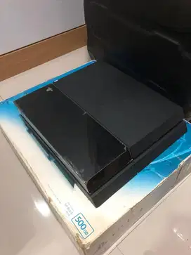 PS4 500 GB plus 2 Stik