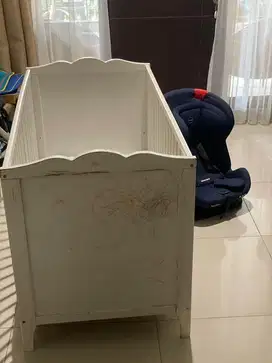 Baby crib dan baby car seat