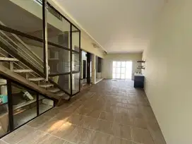 DISEWAKAN RUMAH 2 LANTAI, CARPORT 2 MOBIL + 1, BANYUMANIK SEMARANG