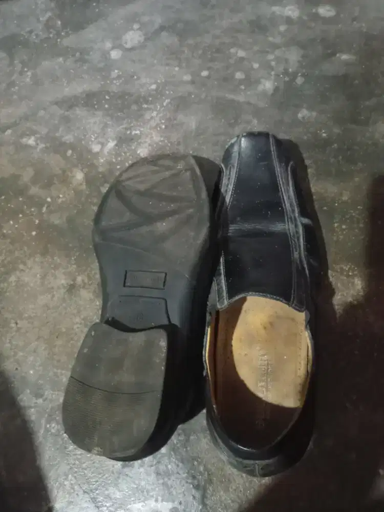 Sepatu Asli Kulit kondisi masih layak pakai..