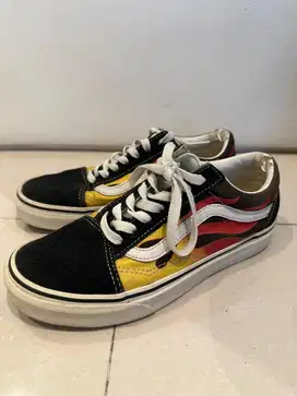 Sepatu Vans motif api