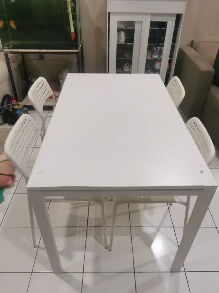 Meja makan 1 set 4 kursi IKEA