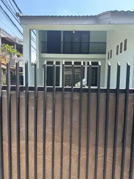 Di kontrakan rumah 2 lantai di taman asri blok g