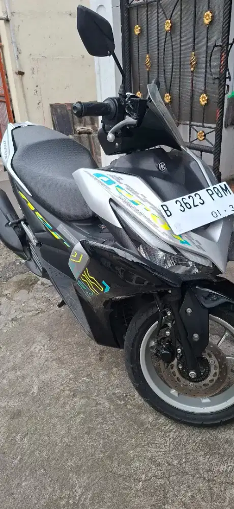 YAMAHA AEROX 2024 warna silver