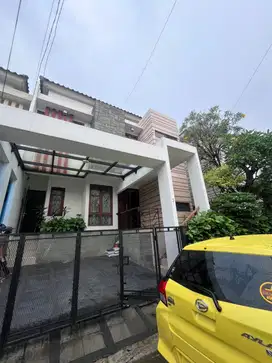 Disewakan Rumah 4 Kamar Tidur Dalam Townhouse, Lokasi di Cipete Jakarta Selatan
