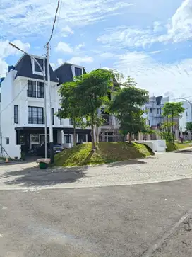 JAKARTA SELATAN Hunian Mewah 3-lt di Daerah Pesanggrahan