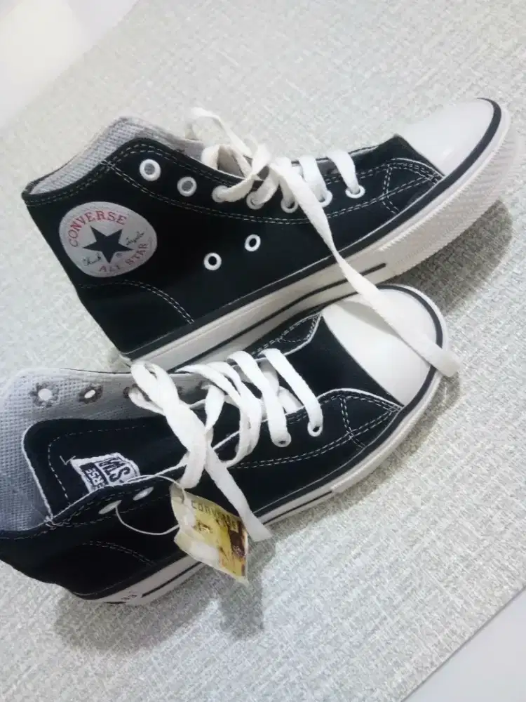 Sepatu sekolah anak