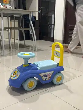 Mobil-mobilan anak baby shark