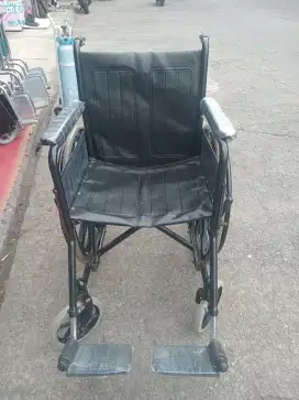 Kursi roda mulus siap pske