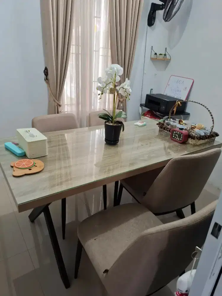 Meja Makan Informa