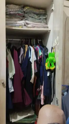 Dijual lemari pakaian tiga pintu bahan kayu