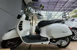 Vespa GTS 150 2019 Iget ABS 4V – Putih Elegan, Siap Pakai!