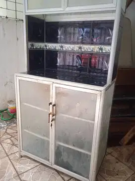 Lemari piring bahan kaca, aluminium, keramik