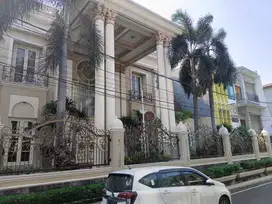 Rumah Taman Duren Sawit: 2 Lt, LT 750 m2, Kolam Renang, Lux, Furnished