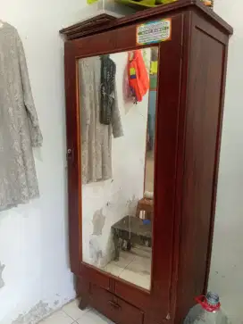 Lemari lawas kayu jati tua usia 45 tahun