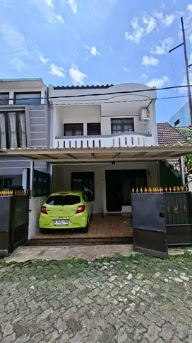 Disewakan Rumah 2 Lantai Full 4KT 2KM Lokasi Strategis Depok