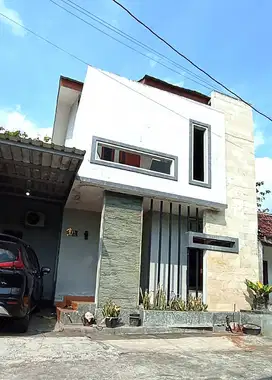 Rumah 2 Lantai Lingkungan Perumahan di Pajangan