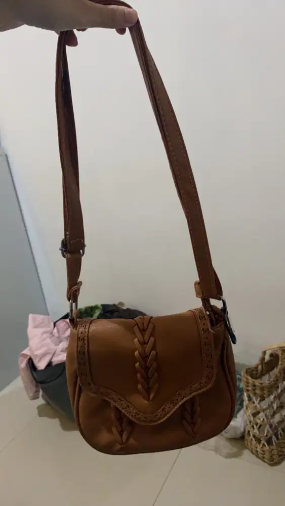 tas coklat dengan strap