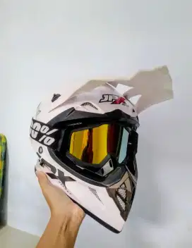 Helm jpx fox1 putih
Kondisi masih bagus 95%
Bonus goggles,sarung helm