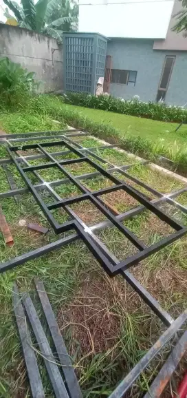Kanopi besi holo