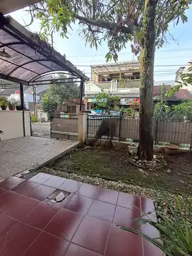 Rumah luas asri  kamar tidur 3+1 dengan halaman terbuka di  belakang