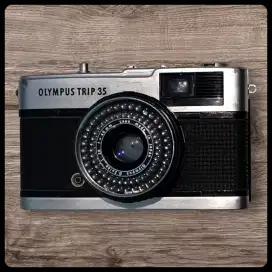 Kamera analog antik Olympus trip 35
