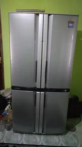 Dijual satu buah kulkas 4 pintu merk SHARP...bekas kondisi masih mulus