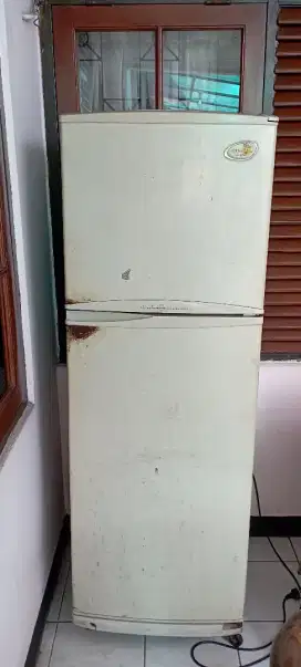 Kulkas elektrolux 2 pintu