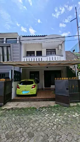 Disewakan Rumah 2 Lantai Full 4KT 2KM Lokasi Strategis Depok