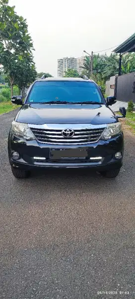 Toyota Fortuner G Diesel  A/T model 2012 Hitam